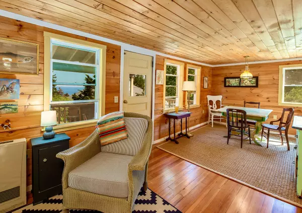 38 Hugh AVE, Harpswell, ME 04003