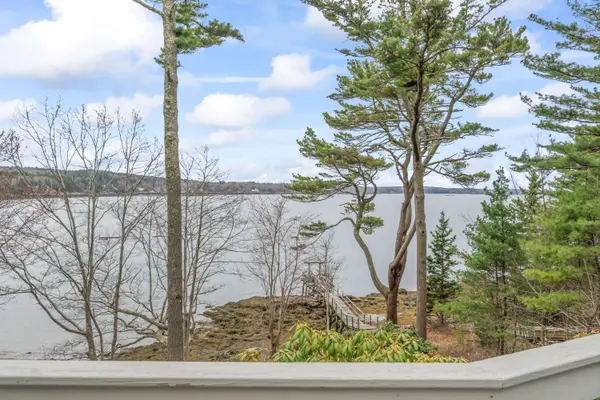 70 Presley DR, Boothbay, ME 04544