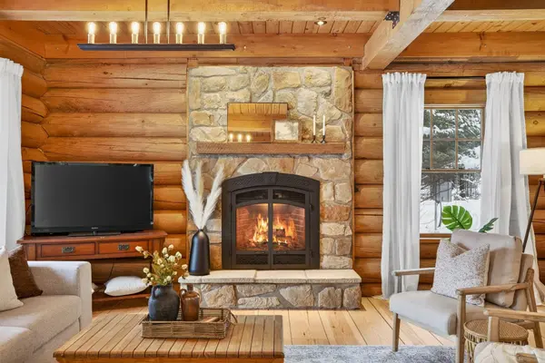 995 Rue Perreault, Mont-tremblant, QC J8E2P9