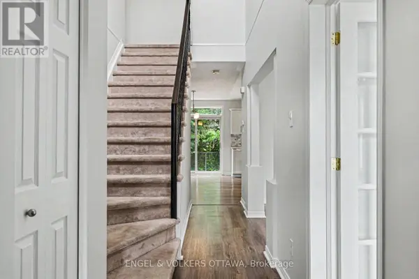 11 GLENROSE COURT, Ottawa, ON K2J4T4