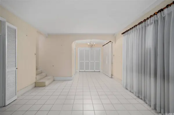 3027 Kalakaua AVE, Honolulu, HI 96815