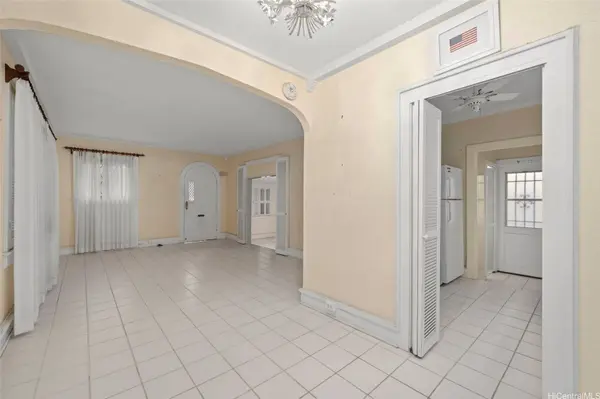 3027 Kalakaua AVE, Honolulu, HI 96815
