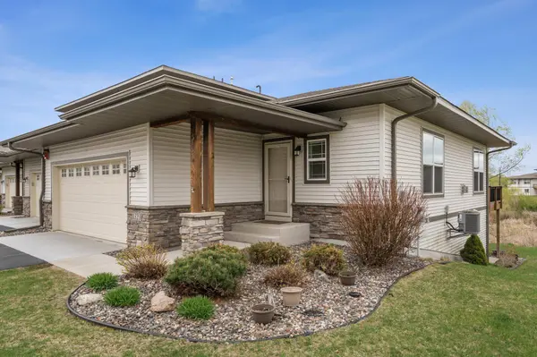 1323 Lylewood Pkwy, Carver, MN 55315