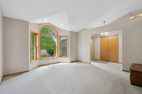 1120 Overlook DR, Chaska, MN 55318