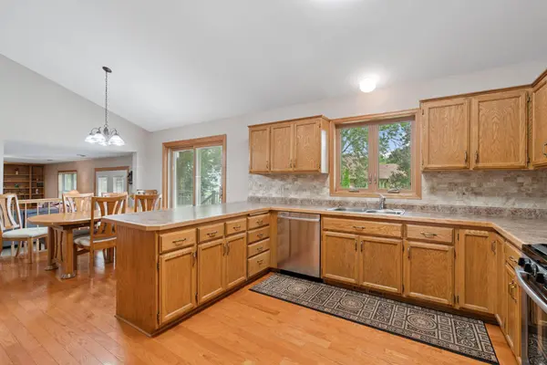 1120 Overlook DR, Chaska, MN 55318