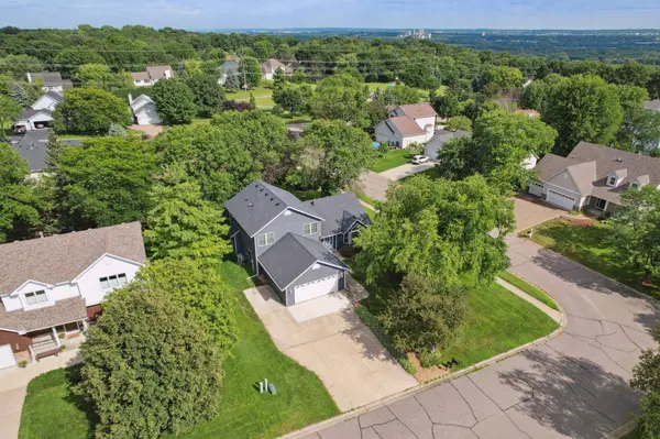 1120 Overlook DR, Chaska, MN 55318