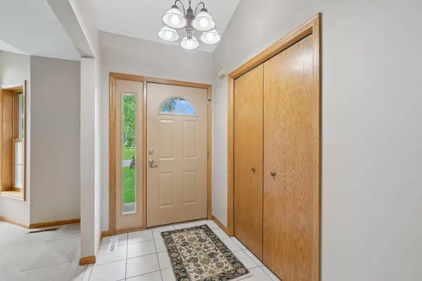 1120 Overlook DR, Chaska, MN 55318
