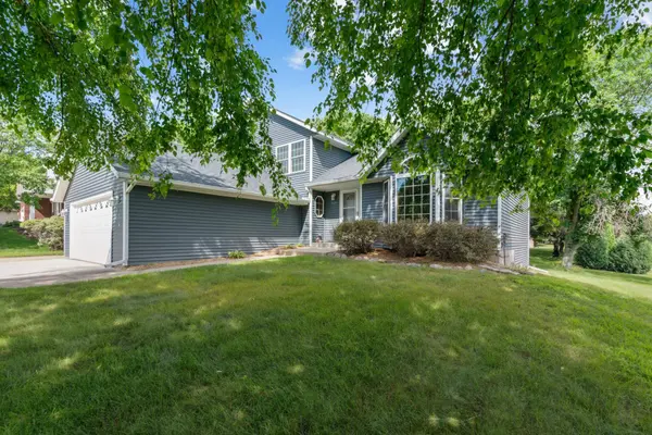 1120 Overlook DR, Chaska, MN 55318