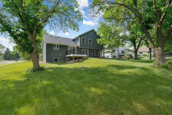 1120 Overlook DR, Chaska, MN 55318
