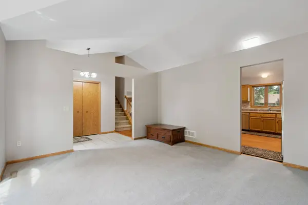 1120 Overlook DR, Chaska, MN 55318