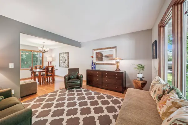 760 Bighorn DR, Chanhassen, MN 55317
