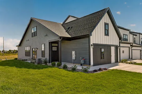 End-unit townhome at 2730 in Prairie Ridge, Rochester MN