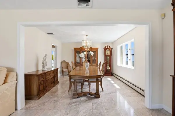 6 Gavin Cir, Stoneham, MA 02180