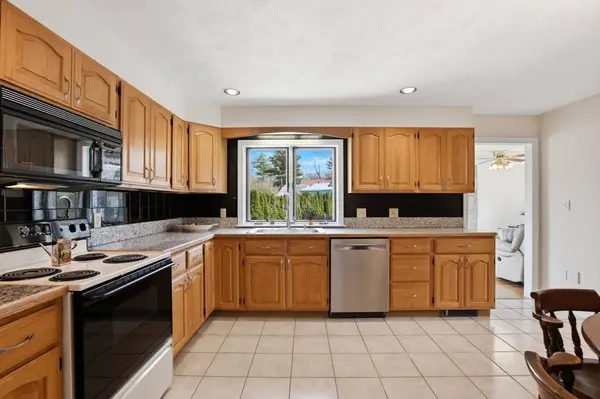 6 Gavin Cir, Stoneham, MA 02180