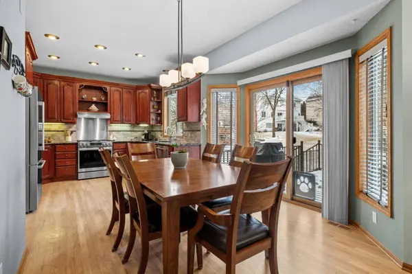 727 Lake Susan Hills DR, Chanhassen, MN 55317