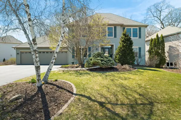 727 Lake Susan Hills DR, Chanhassen, MN 55317