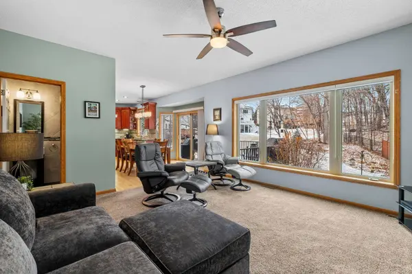 727 Lake Susan Hills DR, Chanhassen, MN 55317