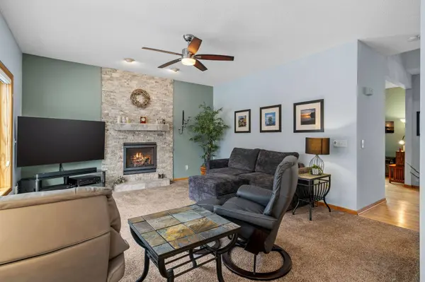 727 Lake Susan Hills DR, Chanhassen, MN 55317