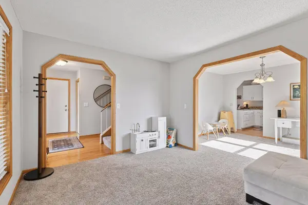 5220 Yorktown LN N, Minneapolis, MN 55442