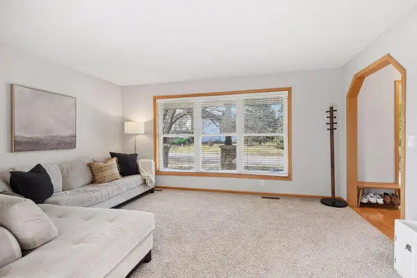 5220 Yorktown LN N, Minneapolis, MN 55442