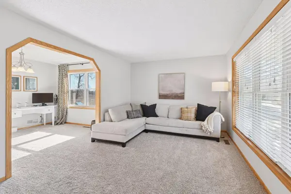 5220 Yorktown LN N, Minneapolis, MN 55442