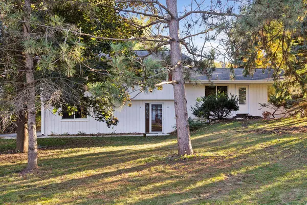 18065 Berry LN, Wayzata, MN 55391