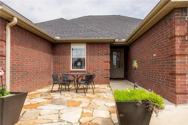 2915 N 15Th Pl, Rogers, AR 72756