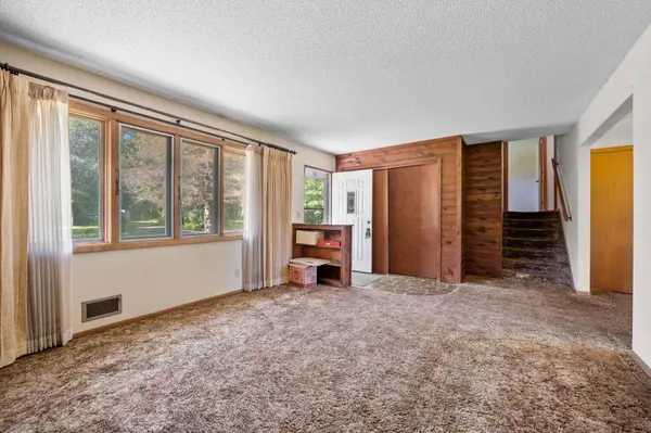 9030 W Staring LN, Eden Prairie, MN 55347