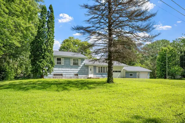 9030 W Staring LN, Eden Prairie, MN 55347
