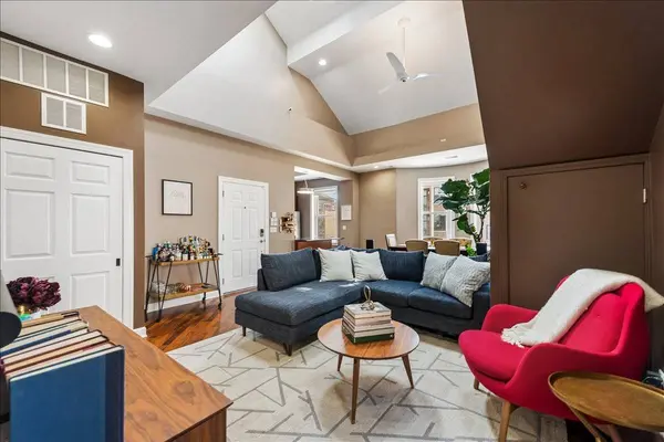 561 W Briar Place #305, Chicago, IL 60657