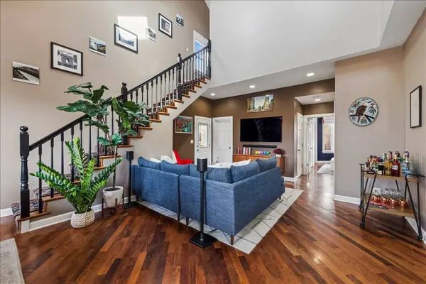 561 W Briar Place #305, Chicago, IL 60657