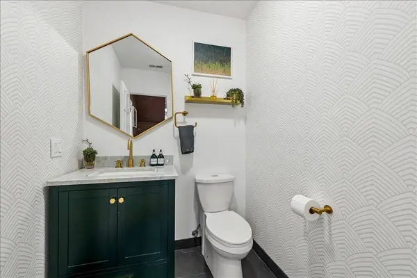 561 W Briar Place #305, Chicago, IL 60657