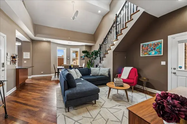 561 W Briar Place #305, Chicago, IL 60657