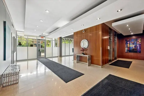 450 W Briar PL #8F, Chicago, IL 60657