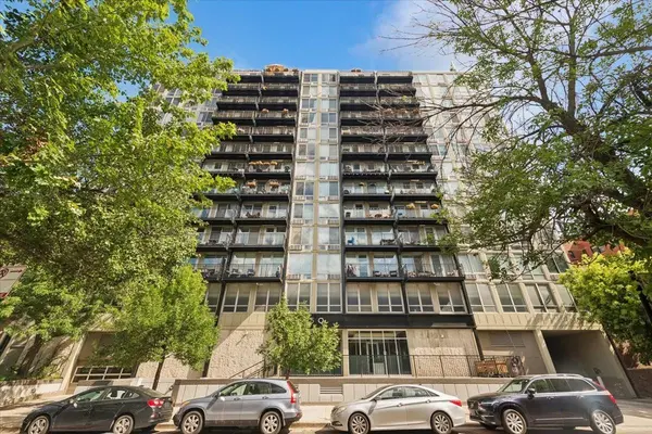 450 W Briar PL #8F