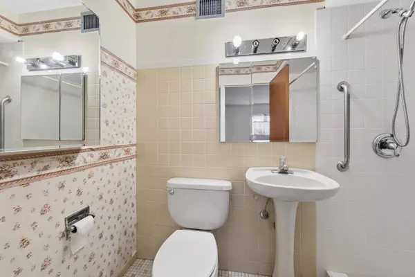 1567 Ridge AVE #702, Evanston, IL 60201