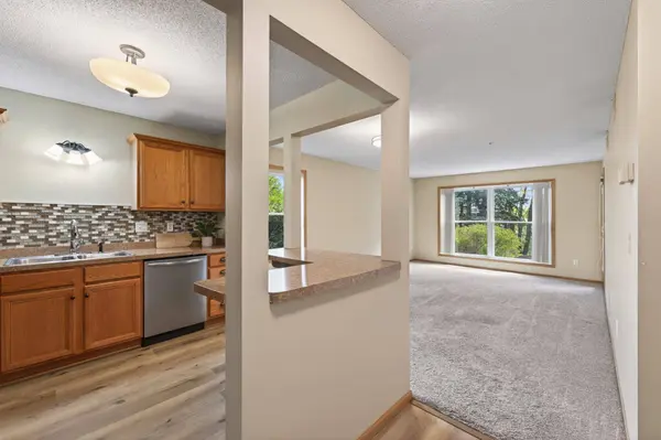 2496 County Road C2 W #101, Saint Paul, MN 55113