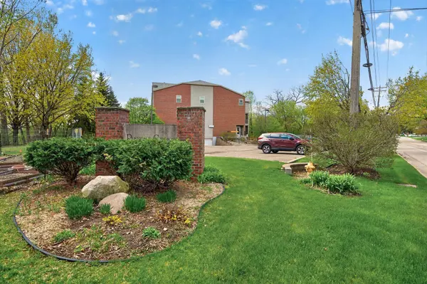 2496 County Road C2 W #101, Saint Paul, MN 55113