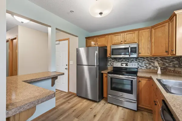 2496 County Road C2 W #101, Saint Paul, MN 55113