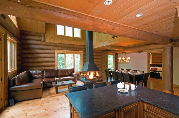 325 Ch. des Eaux-Vives, Mont-tremblant, QC J8E1R8