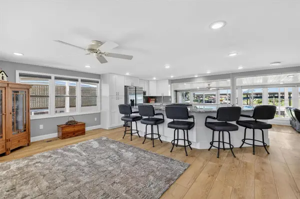 1015 SOUTHLAND DR, Tavares, FL 32778