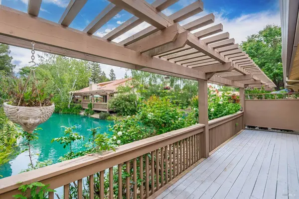 27 Fountain Grove CIR, Napa, CA 94558