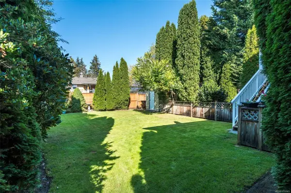 2244 Malaview Ave, Sidney, BC V8L 2E7