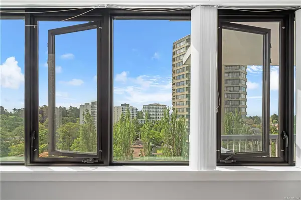 647 Michigan St ##907, Victoria, BC V8V 1S9