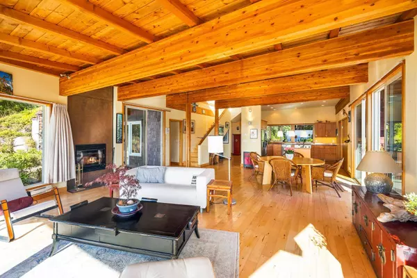 1301 Sunset RD, Bowen Island, BC V0N 1G2