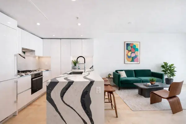 135 E 13th ST #1307, North Vancouver, BC V7L 0J8