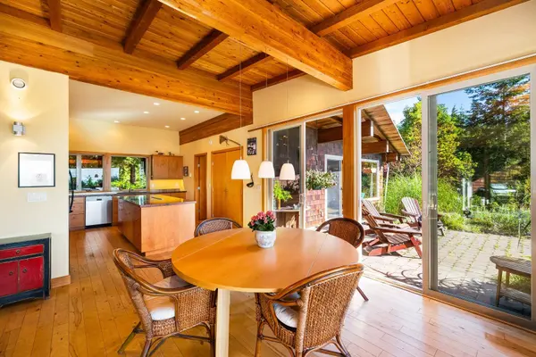 1301 Sunset RD, Bowen Island, BC V0N 1G2