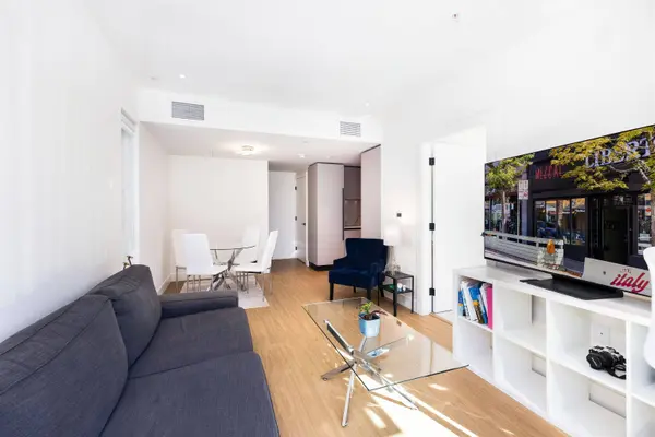 2235 E Broadway ST #204, Vancouver, BC V5N 0J5