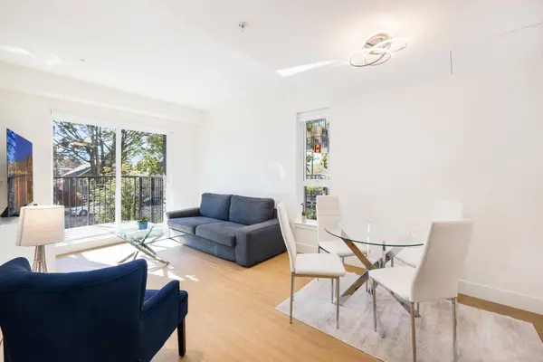 2235 E Broadway ST #204, Vancouver, BC V5N 0J5