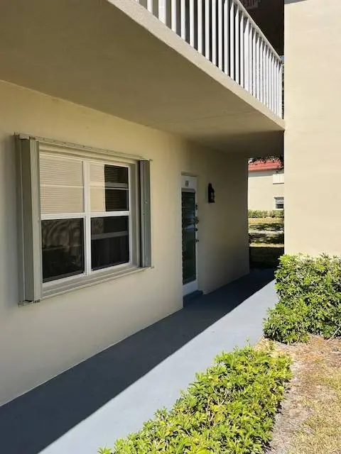 37 Pine Arbor LN #101, Vero Beach, FL 32962